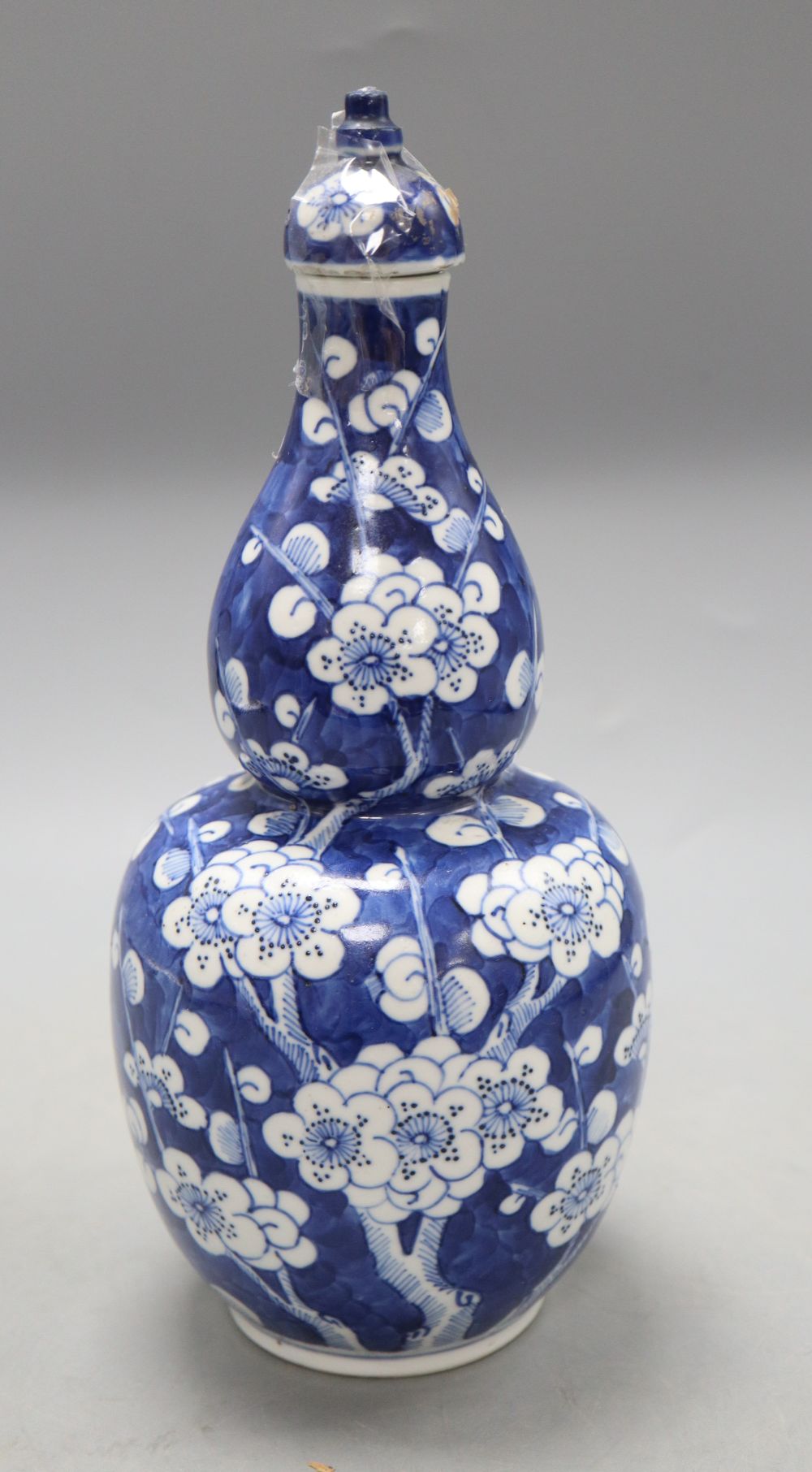 A Chinese blue and white double gourd vase and cover, height 26cm